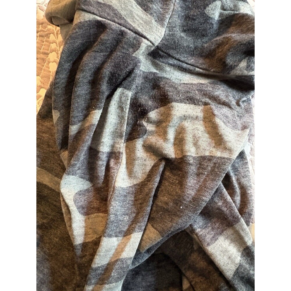 Lucky Brand Women's Plus 1X Camo Gray V-neck Tee Thin Lightweight Short Sleeve - Picture 5 of 5